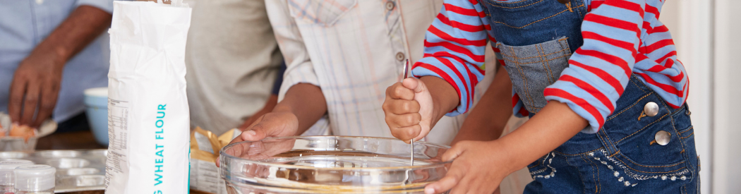 children baking