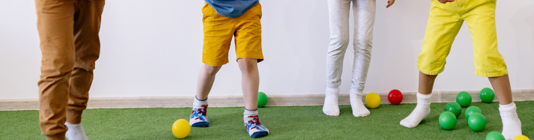 chidlren playing queenie queenie