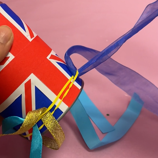 tying ribbons using elastic cans